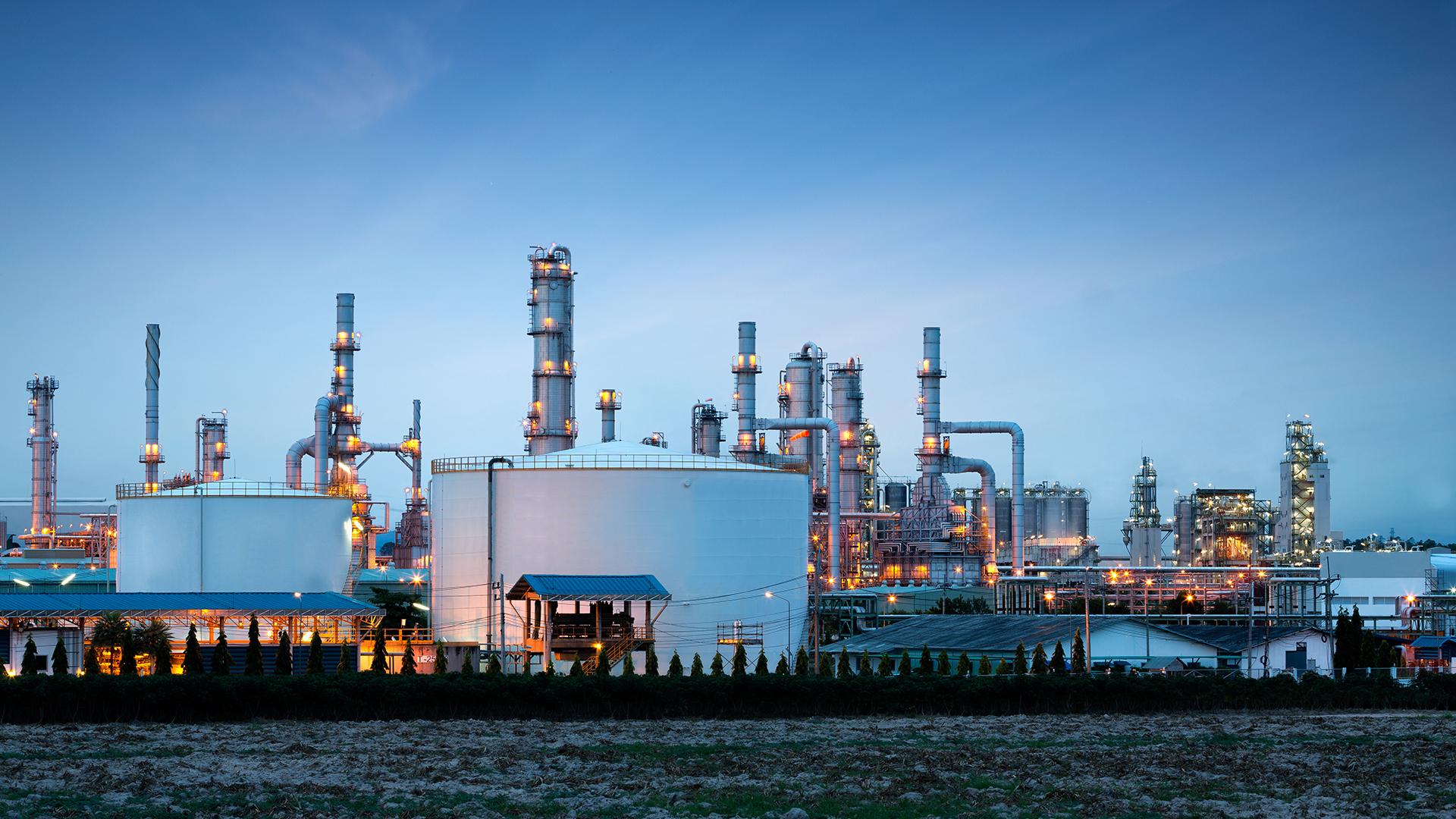 A petrochemical industry plant with a blue sky in the background.